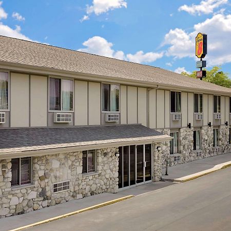 Super 8 By Wyndham Sturgeon Bay Hotell Exteriör bild