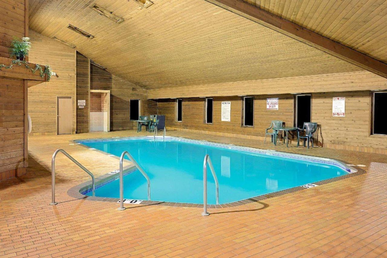 Super 8 By Wyndham Sturgeon Bay Hotell Exteriör bild