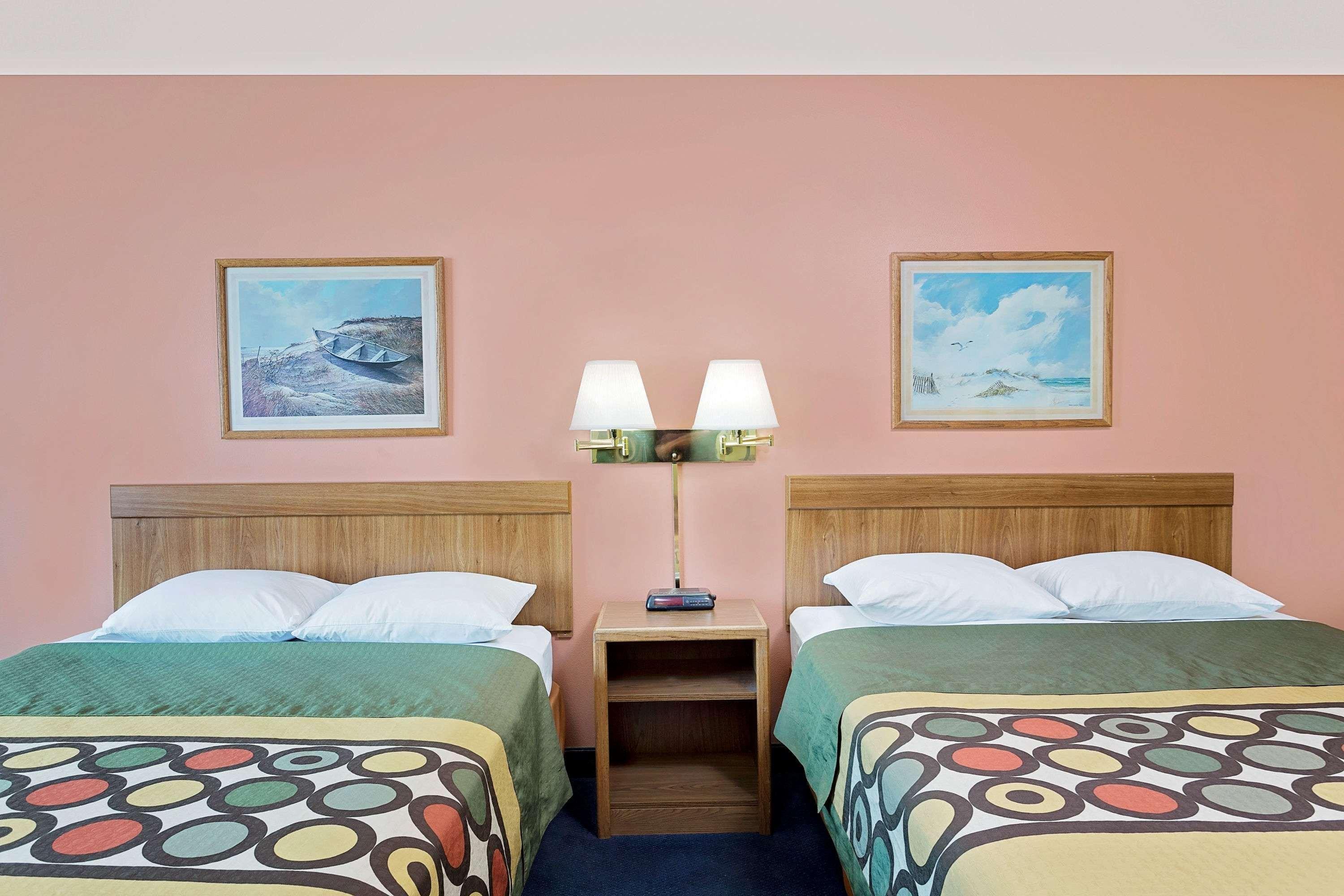 Super 8 By Wyndham Sturgeon Bay Hotell Exteriör bild