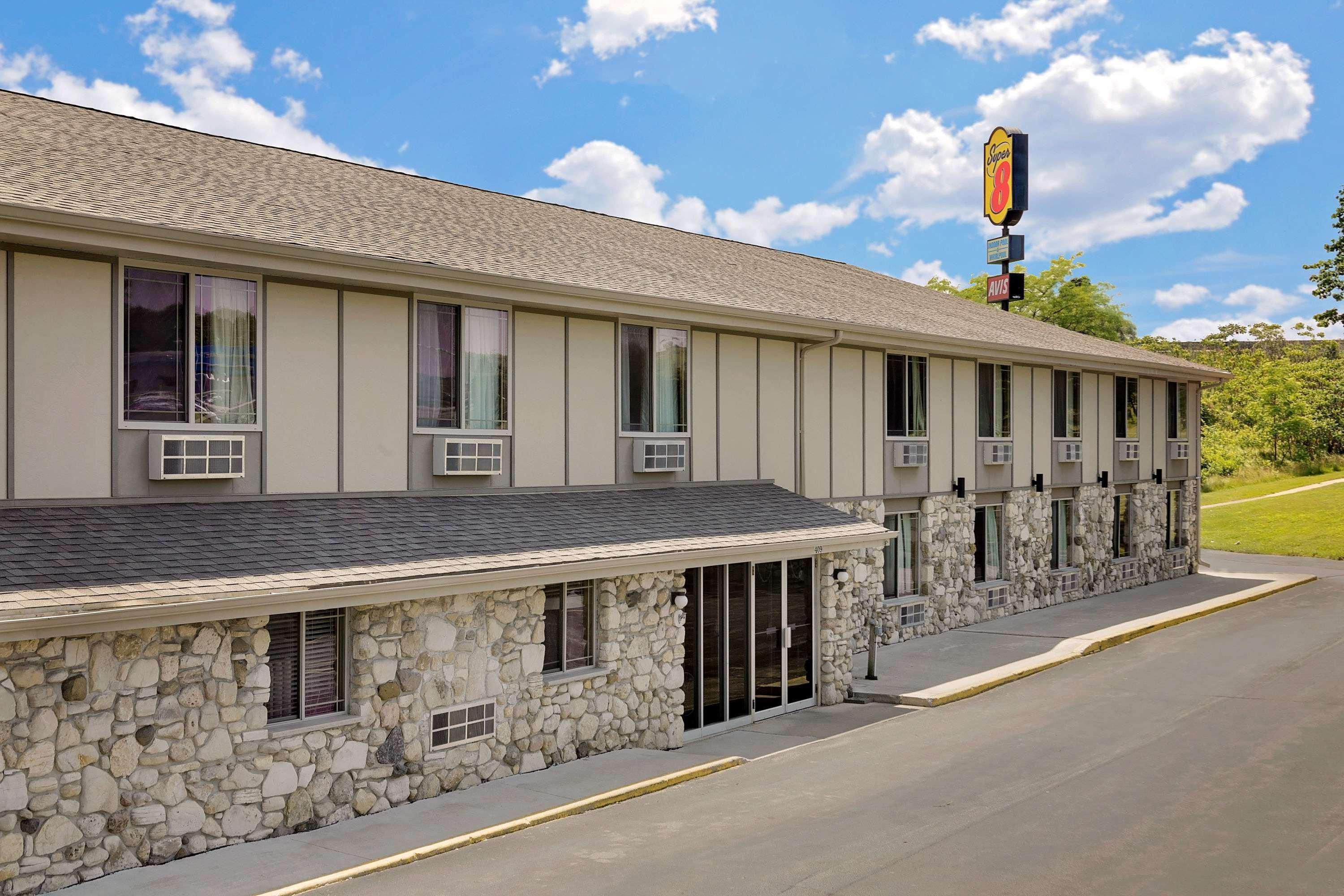 Super 8 By Wyndham Sturgeon Bay Hotell Exteriör bild